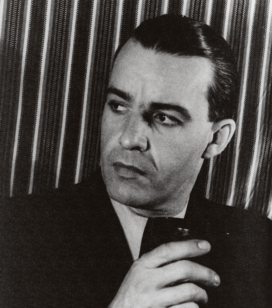 Alfred Lunt was born on August 12, 1892 in Milwaukee, Wisconsin.