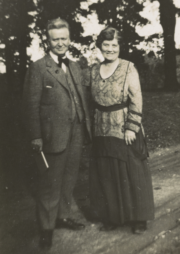 Belle Case La Follette with Robert La Follette at Roe Farm.