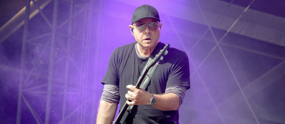 Steve Marker performing live during Garbage Rockavaria 2016.